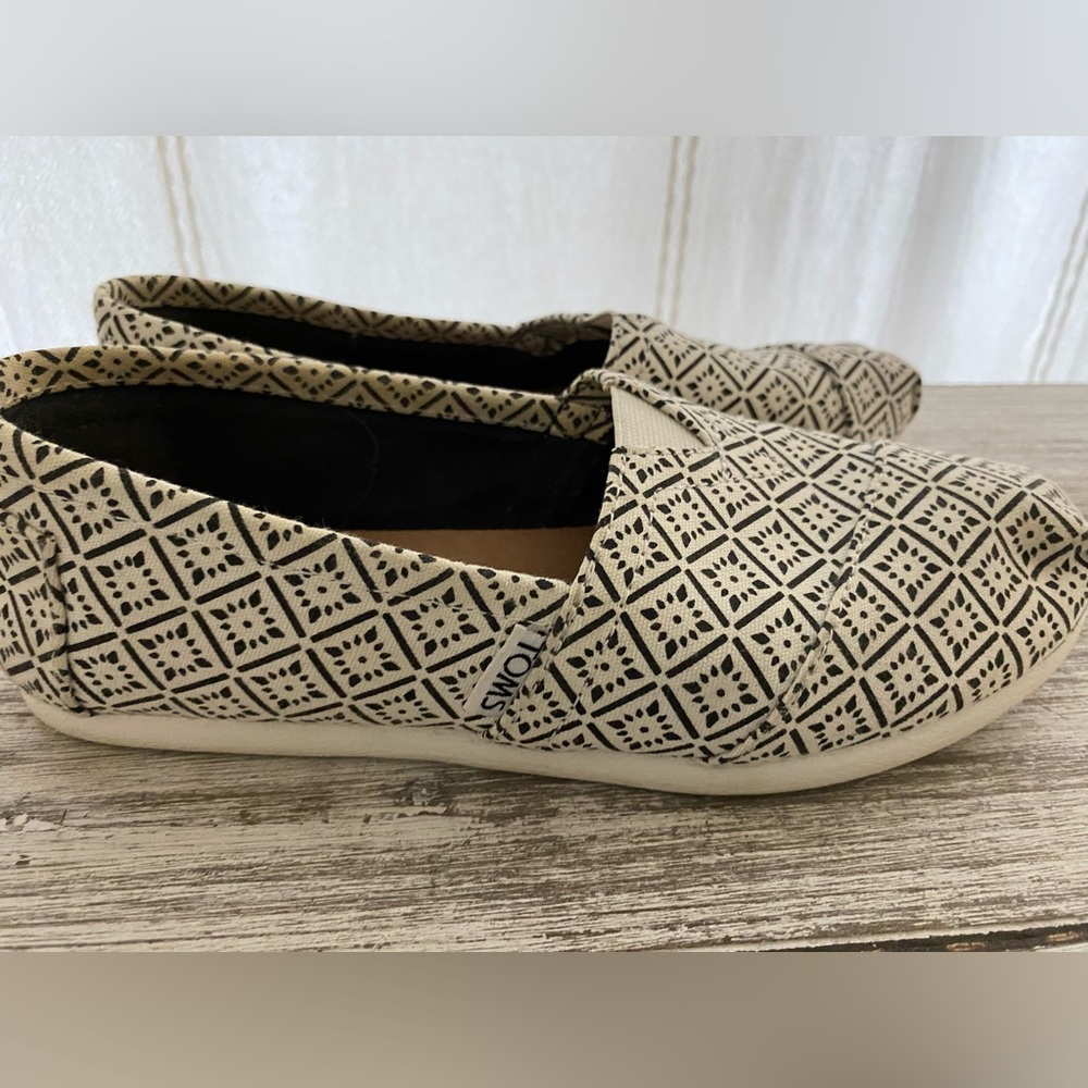 Women’s Toms size 6